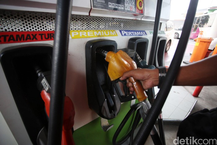 Warga membeli bbm subsidi jenis premium di SPBU Pertamina, Otista, Jakarta Timur, Jumat (15/11/2019). Pertamina berharap penyaluran BBM Bersubsidi tepat sasaran. Sebab yang terjadi di lapangan hingga kini BBM Bersubsidi masih banyak dikonsumsi oleh masyarakat yang secara ekonomi tergolong mampu.