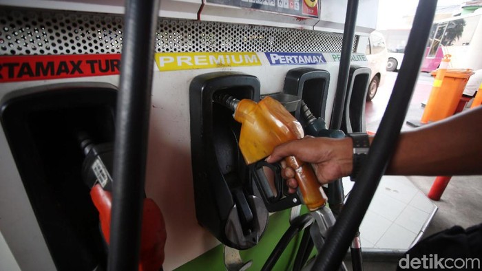 Warga membeli bbm subsidi jenis premium di SPBU Pertamina, Otista, Jakarta Timur, Jumat (15/11/2019). Pertamina berharap penyaluran BBM Bersubsidi tepat sasaran. Sebab yang terjadi di lapangan hingga kini BBM Bersubsidi masih banyak dikonsumsi oleh masyarakat yang secara ekonomi tergolong mampu.