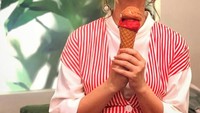 Gelato cokelat dan sorbet segar ini jadi salah satu menu favoritnya. Melihat ekspresinya yang tersenyum lebar ini sudah bisa menandakan kebahagiaannya. Foto: instagram @itsrossa
