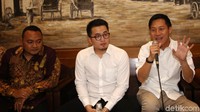 Sebelumnya, Andrew Darwis dilaporkan oleh Titi Sumawijaya Empel ke Polda Metro Jaya. Titi melaporkan Andrew atas dugaan pemalsuan dokumen dalam pinjam-meminjam dengan jaminan di kawasan Kemang, Jakarta Selatan yang kini menjadi tempat karaoke.