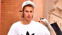 Romantis! Justin Bieber & Hailey Baldwin Kompak Ajak Orang Tua Saat Makan Burger