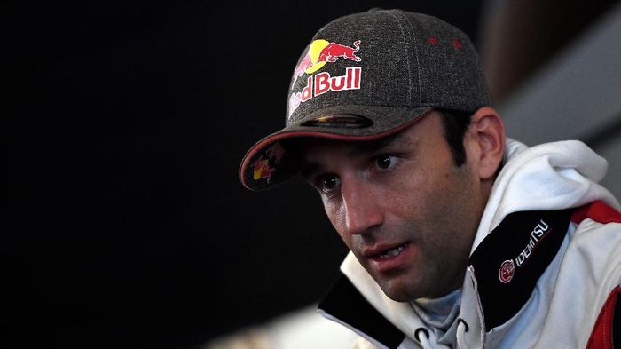 Johann Zarco jadi korban tabrak dari belakang pada MotoGP Valencia (PIERRE-PHILIPPE MARCOU / AFP) Johann Zarco jadi korban tabrak dari belakang pada MotoGP Valencia (PIERRE-PHILIPPE MARCOU / AFP)