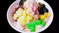 Foto: IstimewaSegarnya Ice Kachang, es serut Singapura ini disajikan bersama topping kacang, jagung manis, manisan, siraman sirup, serta susu kental manis.