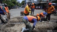 Hal ini agar roda kereta mulus meluncur di atas rel.