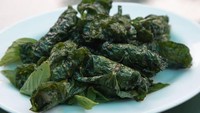 La Lot adalah daun sirih khas Vietnam. Daun aromatik ini membungkus daging ular untuk disajikan di restoran. Biasanya hidangan ini disertai kecap ikan sebagai cocolannya. Foto: CNN Travel
