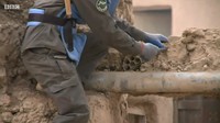 Seperti yang sudah disinggung, roket pun menjadi penyangga rumah. Ada satu rumah yang dibangun dari 26 roket. Padahal ini setara dengan 1.200 kg bahan peledak. (BBC)
