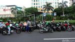 Jangan Ditiru! Motor Parkir Sembarangan di Kawasan Senayan