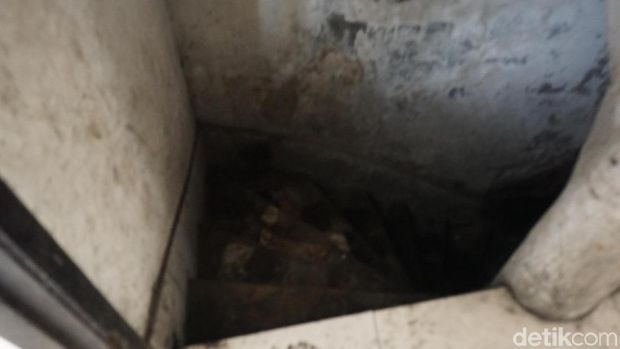 Masuk ke Bunker Peninggalan Belanda di Stasiun Tanjung Priok