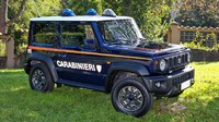 Selain itu, Jimny Carabinieri juga memiliki sirine yang dipasang di antara lampu tersebut. Tak hanya itu, di bawah grille disematkan dua buah lampu strobo untuk menegaskan kendaraan militer. Foto: topgear.com