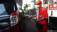 Petugas melayani pengisian BBM jenis premium ke mobil yang harusnya mengkonsumsi oktan tinggi.