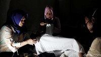Sejumlah perajin binaan dari Elemwe membuat kerajinan batik betawi di kawasan Rusun Tambora, Jakarta.