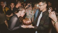 Uh so sweet banget. Sebuah kue cokelat sengaja dibawakan untuk Rossa. Persahabatan Afgan dan Rossa ini bukan hanya sebatas teman duet tapi sudah seperti sahabat dekat. Foto: instagram @itsrossa