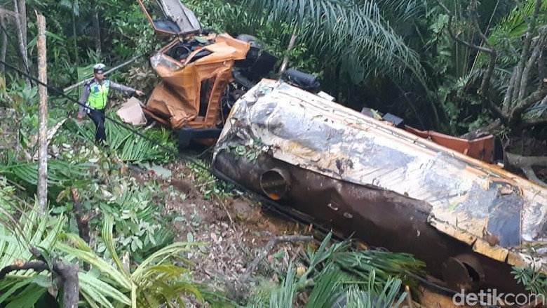 Truk Tangki Minyak Sawit Masuk Jurang di Sumbar Truk Tangki Minyak Sawit Masuk Jurang di Sumbar