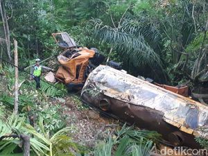 Truk Tangki Minyak Sawit Masuk Jurang di Sumbar