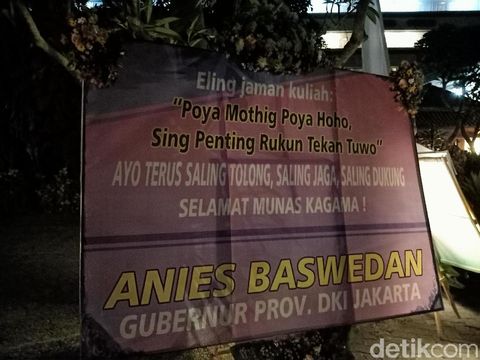 Anies mengirimkan karangan bunga