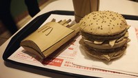 I made McDonalds Big Mac Setusing cardboard!, tulis Monami di keterangan foto. Jangan terkecoh dengan tampilannya ya! Foto: Instagram monamincb