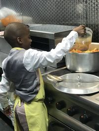 Keren! Bocah 11 Tahun Ini Buka Restoran Vegan Setelah Belajar Masak Sendiri