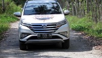 Pagi hari, setelah menikmati sarapan khas Sulawesi, rombongan Terios 7 Wonders langsung menuju destinasi wisata pertama, yaitu pemandian air hangat Keakea di Latambaga, Kolaka, Sulawesi Tenggara. Perjalanan dari Hotel Sutan Raja tak begitu jauh. Dengan jalanan dua jalur yang tak begitu lebar, 9 unit Daihatsu Terios mengantarkan kami sampai ke lokasi pemandian air hangat Keakea tersebut.