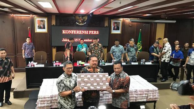 Ini Penampakan Uang Setinggi Menara Eiffel yang Dikorup Kokos