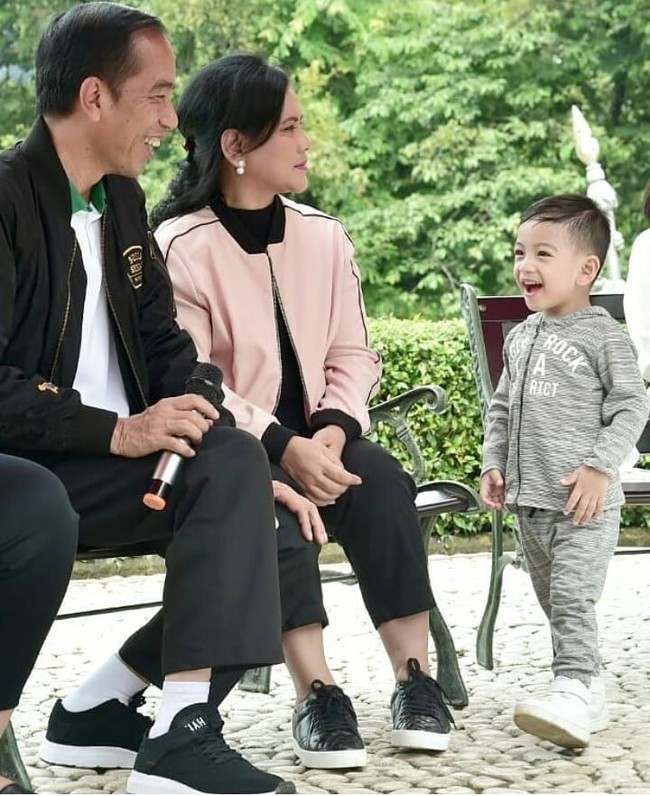 Layaknya anak balita, Jan Ethes tampil menggemaskan secara natural. Seperti ketika Jokowi dan keluarga mengadakan konferensi pers di Istana Bogor, bocah yang akrab disapa Ethes itu memperlihatkan tingkah lucunya saat diminta menyebutkan satu per satu anggota keluarga Jokowi mulai dari ayahnya Gibran hingga anak Kahiyang Ayu, Sedah Mirah. Foto: Dok. Instagram @janethes_story