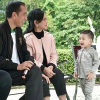 Layaknya anak balita, Jan Ethes tampil menggemaskan secara natural. Seperti ketika Jokowi dan keluarga mengadakan konferensi pers di Istana Bogor, bocah yang akrab disapa Ethes itu memperlihatkan tingkah lucunya saat diminta menyebutkan satu per satu anggota keluarga Jokowi mulai dari ayahnya Gibran hingga anak Kahiyang Ayu, Sedah Mirah. Foto: Dok. Instagram @janethes_story