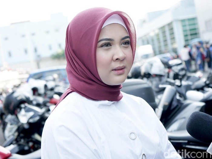 Kesha Ratuliu saat ditemui di studio Trans TV.