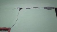 Gempa M 7,1 itu terjadi pada pukul 23.17 WIB, Kamis (14/11). Dinding bangunan di mengalami keretakan akibat getaran gempa tersebut. (Foto: dok. BNPB)