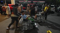 Sejumlah pasien dan keluarga berkumpul di area parkir rumah sakit Siloam saat terjadi gempa di Manado, Sulawesi Utara, Kamis (14/11/2019). ANTARA FOTO/Aloysius Jarot Nugroho.