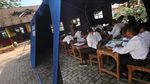 Atap Sekolah Rusak, Siswa Belajar di Tenda Darurat