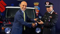 Jimny yang dioperasikan anggota Carabinieri mendapat warna Arma Blue dengan atap warna putih. Foto: topgear.com