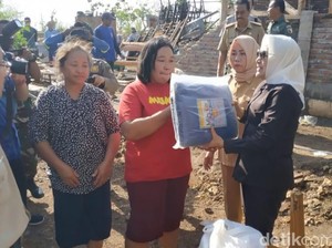 Bupati Anna Bantu Sembako dan Terpal ke Korban Terdampak Angin Kencang