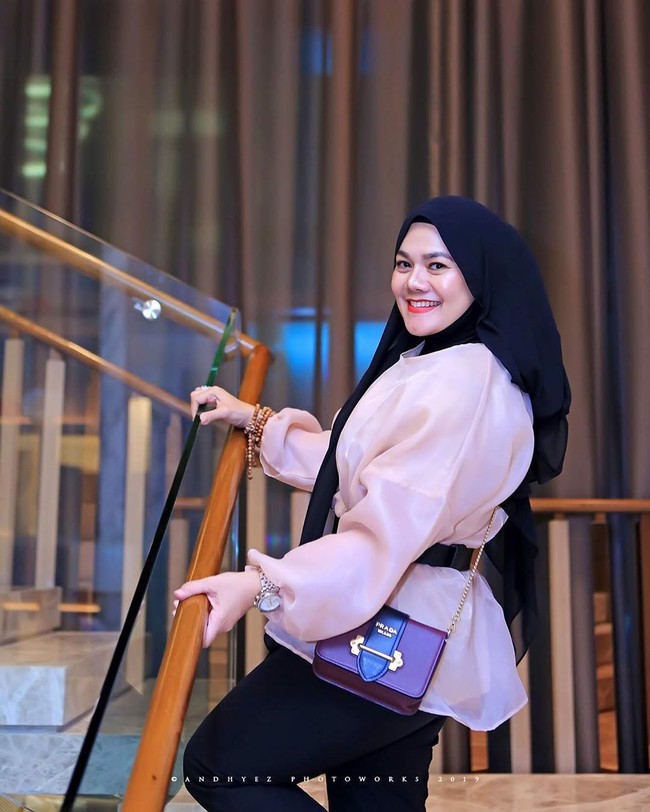 Sarita Abdul Mukti bergaya dengan salah satu tas mewahnya yaitu tas Prada. Sarita yang baru saja meluncurkan lagu dan mencoba berkarier sebagai penyanyi itu dikabarkan tengah dekat dengan presenter Vicky Prasetyo alias mantan suami Angel Lelga. Foto: Dok. Instagram