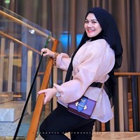 Sarita Abdul Mukti bergaya dengan salah satu tas mewahnya yaitu tas Prada. Sarita yang baru saja meluncurkan lagu dan mencoba berkarier sebagai penyanyi itu dikabarkan tengah dekat dengan presenter Vicky Prasetyo alias mantan suami Angel Lelga. Foto: Dok. Instagram