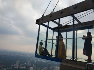 Ngeri-ngeri Seru! Berfoto di Kotak Kaca Setinggi 300 Meter