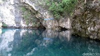 Di Danau Biru, kami menikmati pemandangan alam yang indah. Danau berwarna biru yang dikelilingi dengan tebing dari pegunungan marmer menambah kecantikan Danau Biru yang terletak di Kolaka Utara, Sulawesi Tenggara itu. Airnya cukup jernih, ikan-ikan kecil terlihat jelas dari bibir danau.