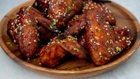 Ayam goreng Korea yang berlumur saus pedas ternyata cepat populer. Selain saus yang enak, ayam goreng ini juga dilengkapi dengan taburan biji wijen. Foto : instagram @mrhungrybeerry