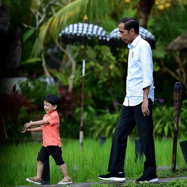 Jan Ethes selalu tampak ceria saat diajak mbahnya, Jokowi, berjalan-jalan. Ketika diajak Jokowi ke Bali pun, Ethes terlihat riang menyusuri area persawahan. Foto: Dok. Instagram @janethes_story