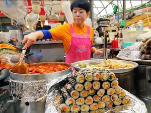 Bikin Kenyang! Jajan Mandu hingga Yangnyeom Tongdak yang Gurih