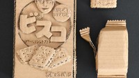 Banyak netizen memuji karya-karya Monami. Semuanya terlihat persis asli meski hanya memakai kardus. Kali ini ia membuat Bisco, Japanese Cream Sand Biscuit. Foto: Instagram monamincb