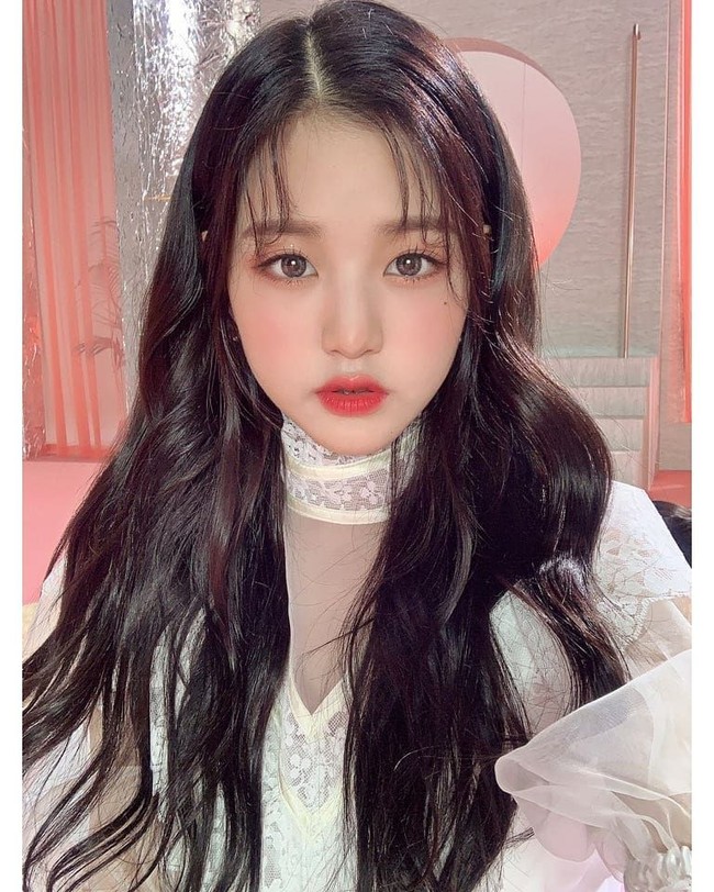 6. IZ*ONE WonyoungDalam sebuah episode daru program tv TMI News, para dokter bedah plastik memberikan opini mereka pada penampilan wajah idol yang dinilai terbaik atau tercantik. Wonyoung pun masuk dalam daftar Face Wannabe Female Stars ini sebagai idol dengan wajah paling memikat. Dinilai mirip aktris Jun Ji Hyun, penampilan remaja 16 tahun itu semakin menarik atensi dengan tubuhnya yang tinggi.Foto: Instagram Izone
