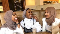  Begini keseruan Rawdah saat bersantai dengan teman-temannya di salah satu restoran bernuansa klasik. Ditemani dengan secangkir kopi, dan aneka kue manis. Foto: Instagram @rawdis