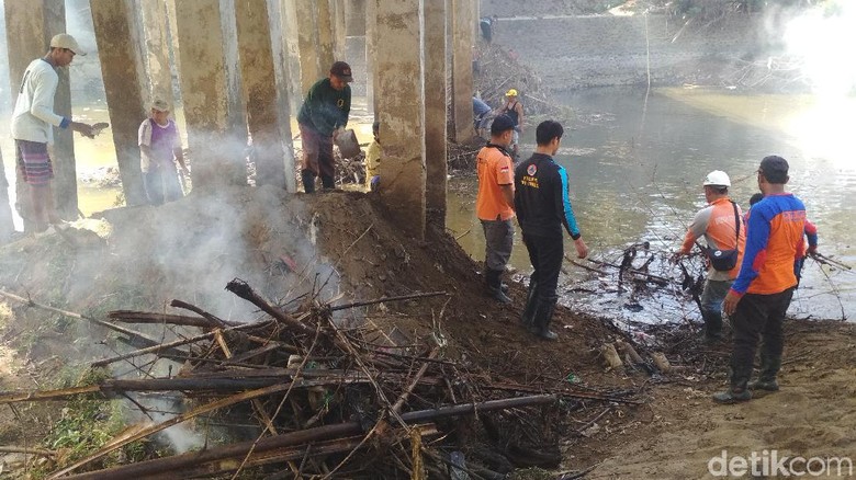 BPBD dan Warga Trenggalek Bersih-bersih Timbunan Sampah di Bawah Jembatan BPBD dan Warga Trenggalek Bersih-bersih Timbunan Sampah di Bawah Jembatan