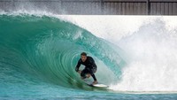 Sejumlah peselancar ternama dunia asal Australia pun telah diberi kesempatan untuk menajajl kolam ombak tersebut untuk pertama kalinya. Contohnya seperti Julian Wilson dan Sally Fitzgibbons (@urbnsurf/Twitter)