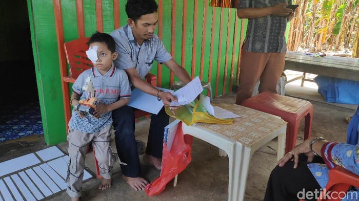 Syamsir bocah lima tahun di Desa Borikamase, Maros, Sulawesi Selatan yang mengalam kanker mata. Foto: detikcom/Moehammad Bakrie Syamsir bocah lima tahun di Desa Borikamase, Maros, Sulawesi Selatan yang mengalam kanker mata. Foto: detikcom/Moehammad Bakrie