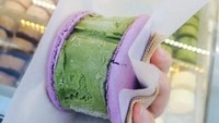 Nikmat es krim yang diapit dengan dua potong macaron bisa kamu dapatkan di gerai es krim bernama Penguin Macaron. Terdapat pilihan rasa matcha, keju, strawberry dan cokelat. Foto: Istimewa