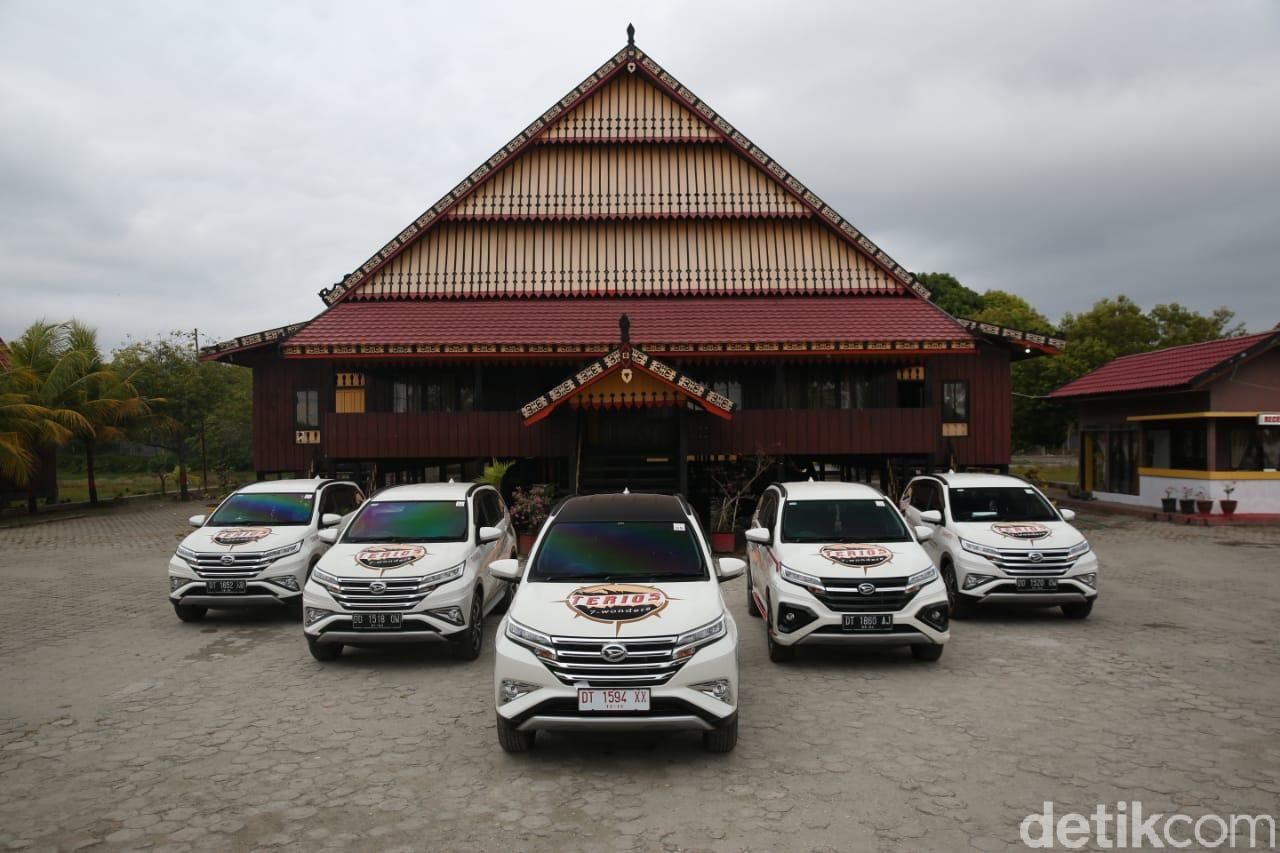 Rumah Adat Mekongga yang terletak ± 50 Km dari Bandara Sangia Ni Bendera ini merupakan duplikasi dari rumah peninggalan Raja Sangia Larumbalangi yang terkenal.jpg