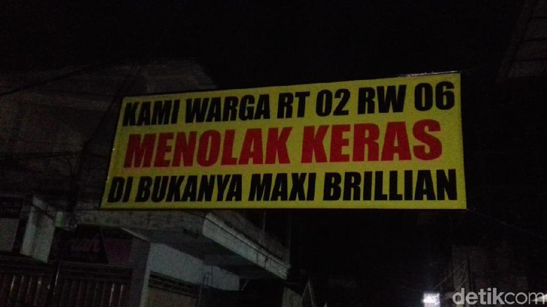 Warga Menolak Keras Karaoke Maxi Brillian di Blitar Buka Lagi Warga Menolak Keras Karaoke Maxi Brillian di Blitar Buka Lagi