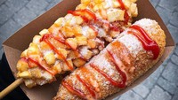 Korea juga populer dengan sajian corndognya. Nama kudapan ini disebut Gamsung, biasanya di dalam kudapan ini diberi isian keju mozarella yang melted. Foto : instagram @tc_1_6