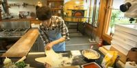 Wow! Kyuhyun Super Junior Jago Membuat Pizza Raksasa Berdiameter 60 Cm