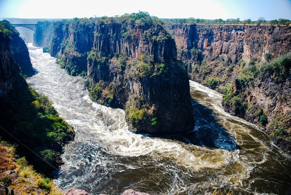 Mengakui keindahan sungai dan jeramnya, Sungai Zambezi membuka wisata rafting sejak tahun 1981. Area rafting ini berada tepat di bawah Air Terjun Victoria Falls. (iStock) Mengakui keindahan sungai dan jeramnya, Sungai Zambezi membuka wisata rafting sejak tahun 1981. Area rafting ini berada tepat di bawah Air Terjun Victoria Falls. (iStock)